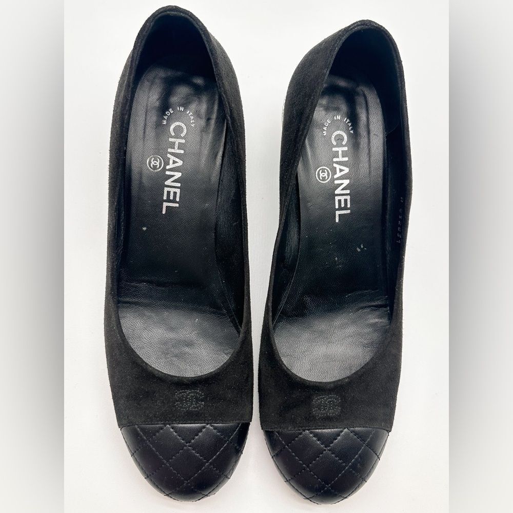 CHANEL CC Logo Quilted Cap Toe Suede Black Pumps Pearl Heels EU 41 C US 10-10.5 - Picture 12 of 15